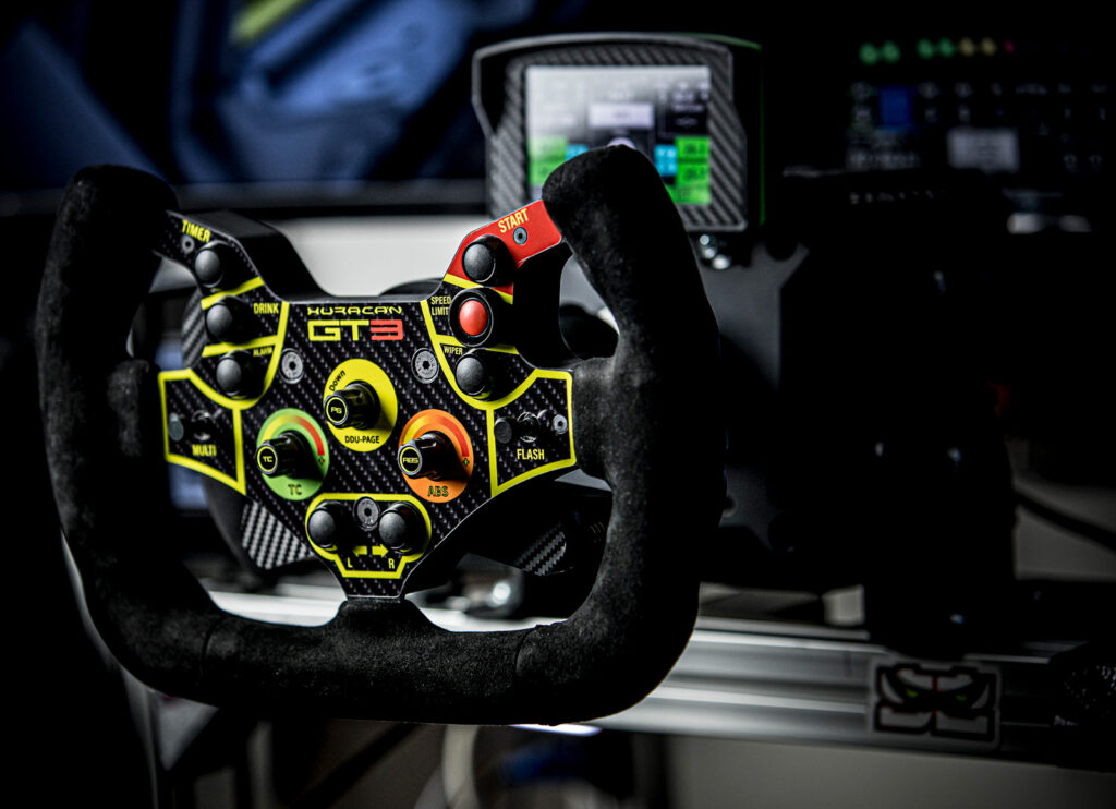 Huracan GT3 szimulátor kormány cockpiten