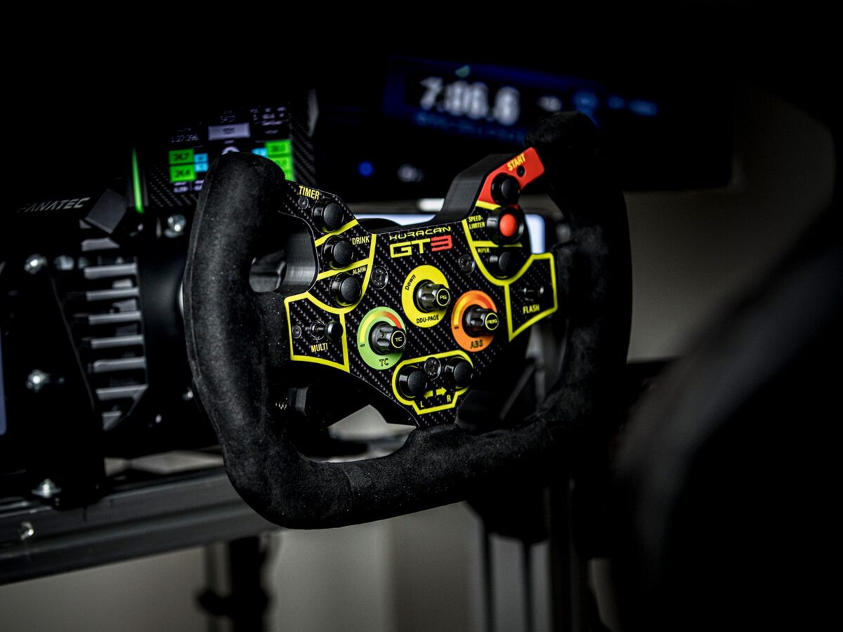 Huracan GT3 szimulátor kormány elölnézet cockpiten, teljes