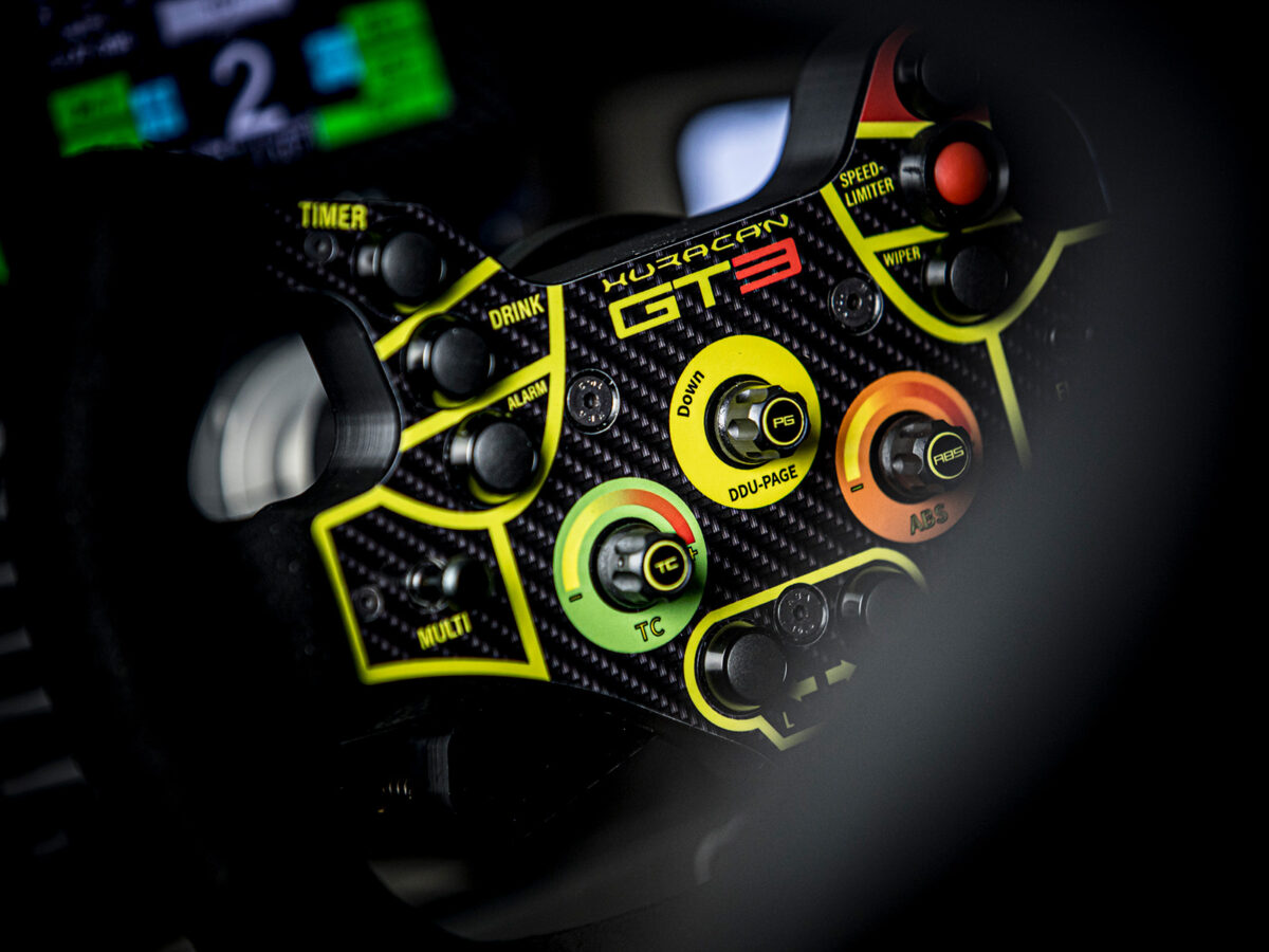 Huracan GT3 szimulátor kormány cockpiten, közeli